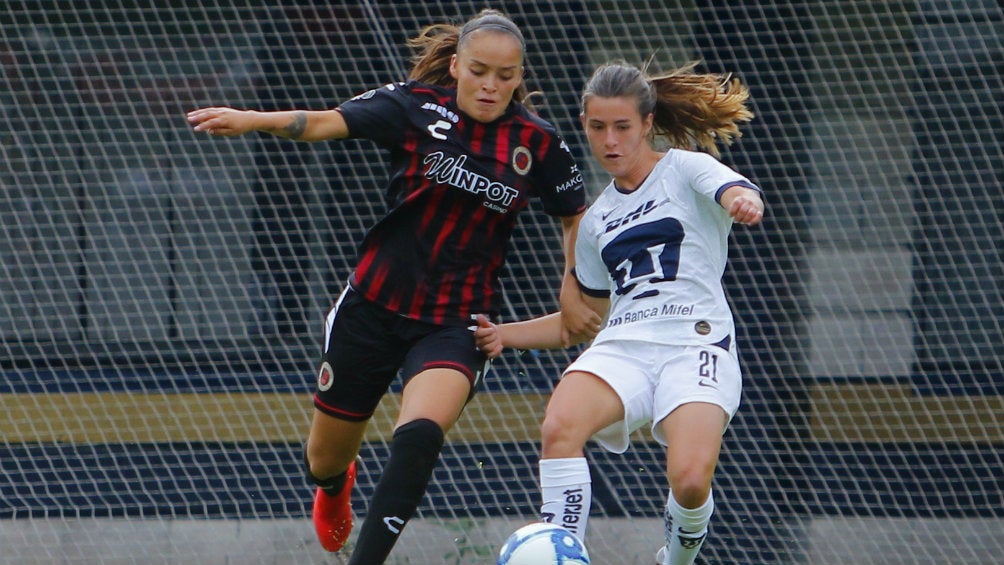 Acción durante el encuentro entre Pumas vs Veracruz Femenil