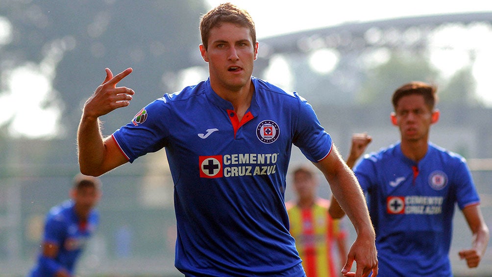 Santiago Giménez celebra un gol con Cruz Azul