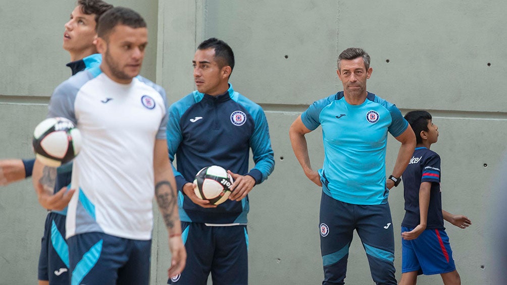 Pedro Caixinha en un entrenamiento de Cruz Azul