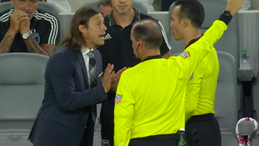 Matías Almeyda le reclama al árbitro del juego contra el LAFC