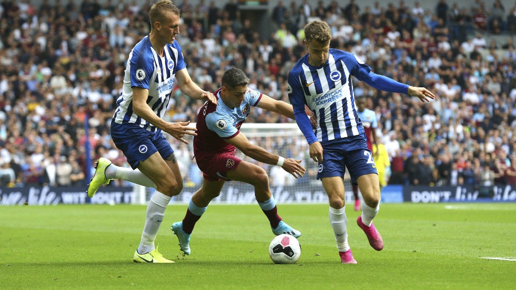 Chicharito pelea el balón en el partido ante el Brighton