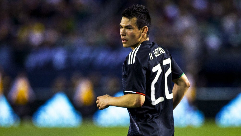 Hirving Lozano durante un partido con la selección 