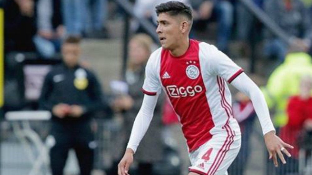 Edson Álvarez durante su partido de debut con el Ajax