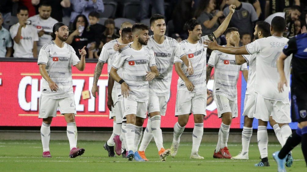 Carlos Vela levanta el brazo tras anotar un gol con Los Angeles FC