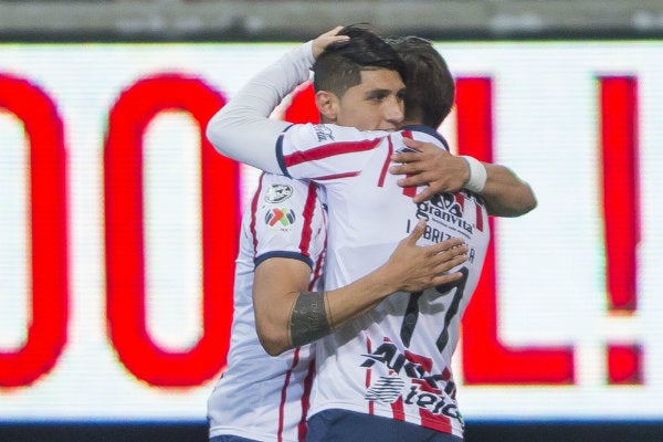 Alan Pulido e Isaac Brizuela se abrazan