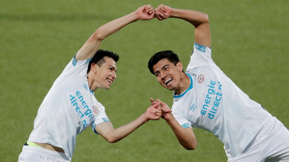 Hirving Lozano y Erick Gutiérrez celebran un gol con el PSV