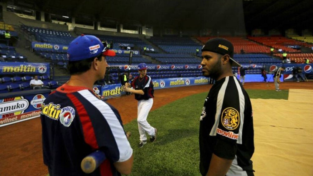 Jugadores platican en el diamante