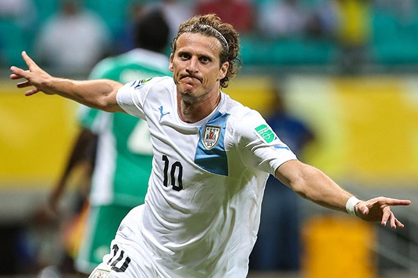 Diego Forlan festeja un gol con Uruguay 