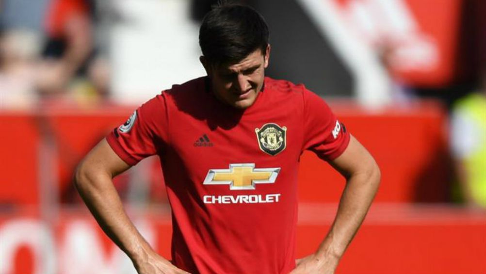 Harry Maguire se lamenta durante el partido