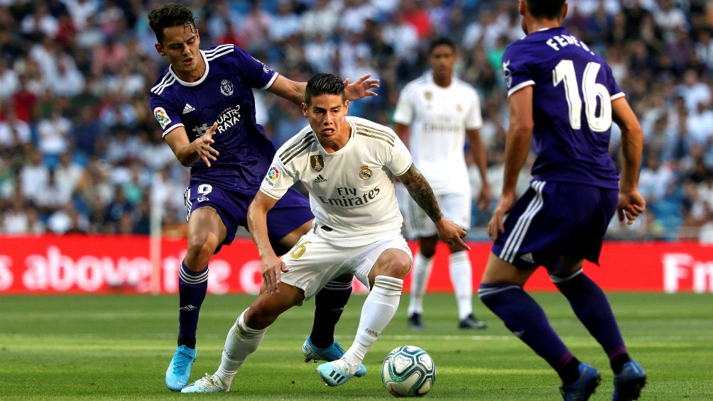 James Rodríguez en la disputa por el balón ante el Valladolid