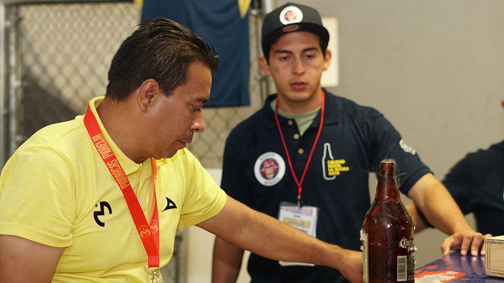 La venta de cerveza en uno de los estadios del futbol mexicano