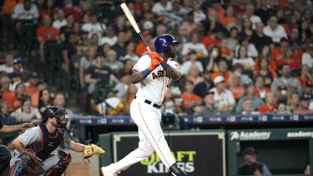 Yordan Álvarez durante un juego de los Astros