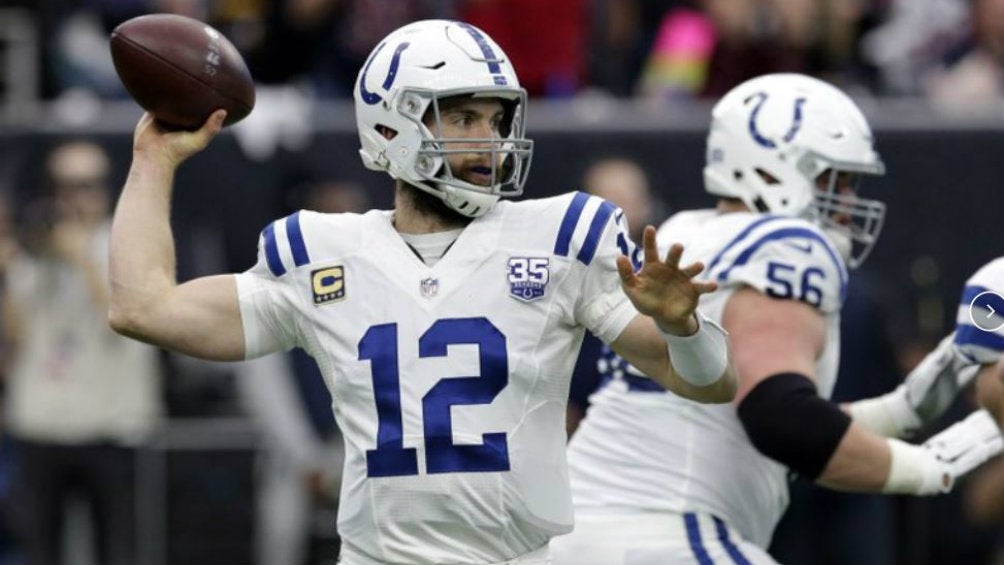 Andrew Luck se prepara para lanzar el ovoide