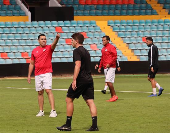 Chiquimarco dirige un entrenamiento