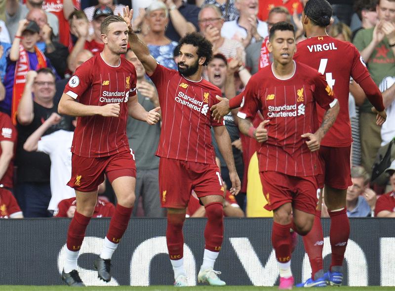 Jugadores de los Reds festejan triunfo sobre Arsenal