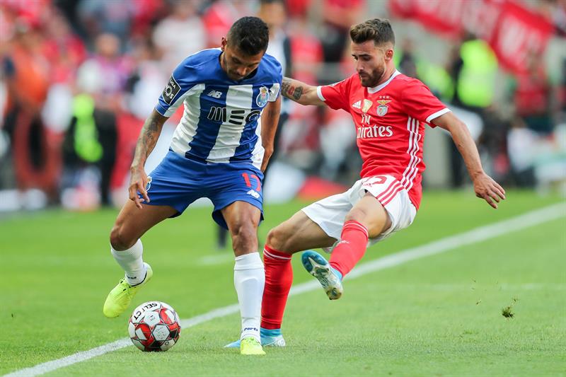 Tecatito Corona y Rafa Silva disputan un balón