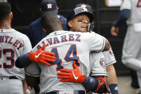 Yordan Álvarez y Yuli Gurriel se abrazan