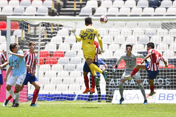 Betuel Sánchez rematando de cabeza