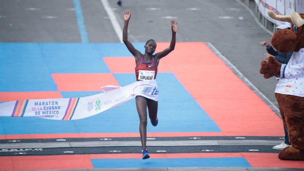 Vivian Kiplagat, ganadora de la rama femenil, cruza la meta