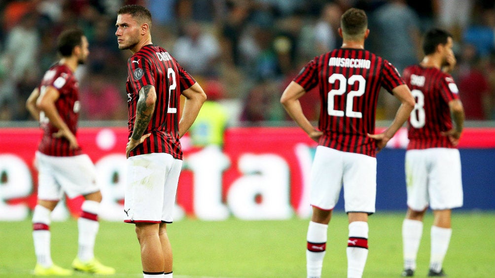 Jugadores del Milan lamentando la derrota