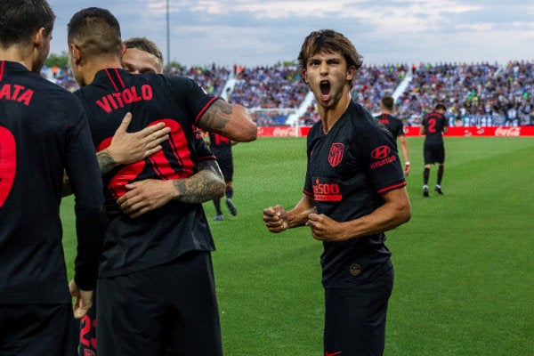 Joao Félix celebrando la anotación de Vitolo