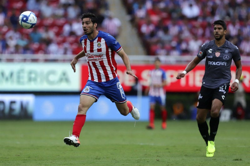 Briseño disputa un balón en el juego ante Necaxa