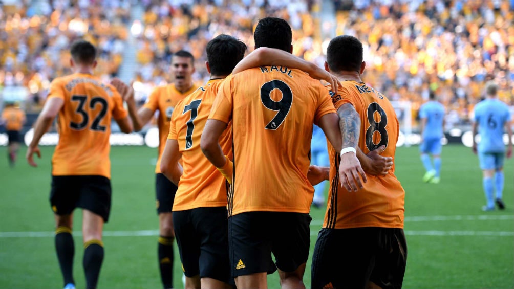 Raúl Jiménez celebra con sus compañeros el gol del empate