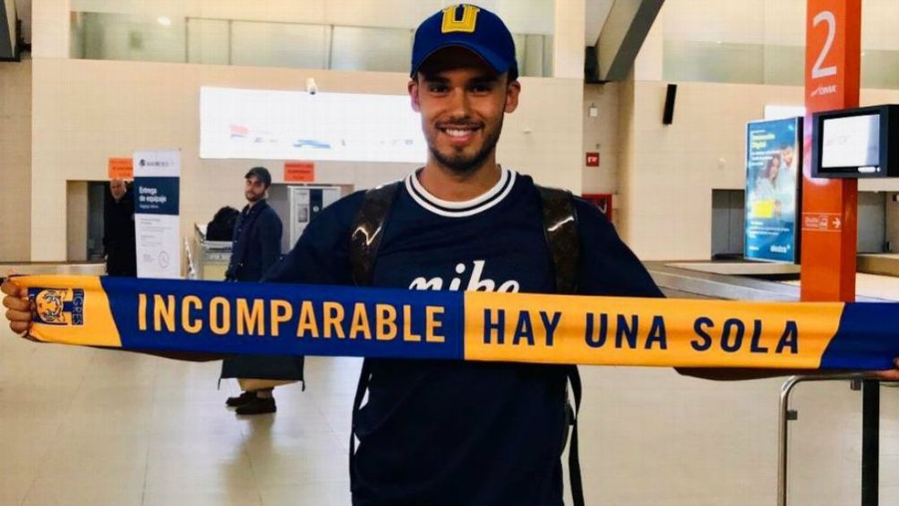 Diego Reyes posando con la bufanda representativa de Tigres