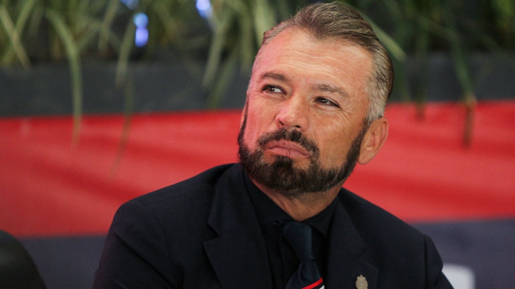 José Luis Higuera durante la presentación de Oribe Peralta 