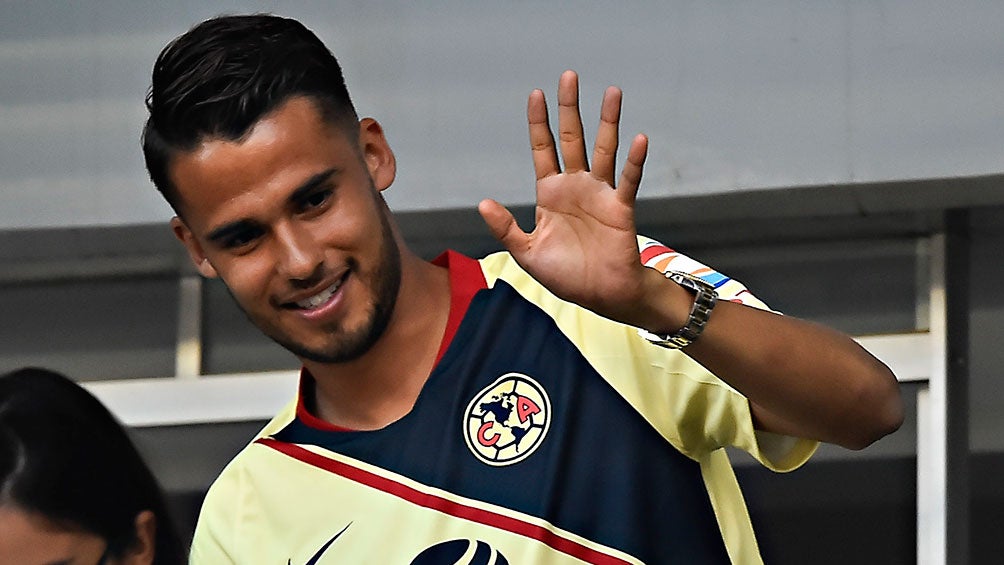 Diego Reyes observa un partido del América