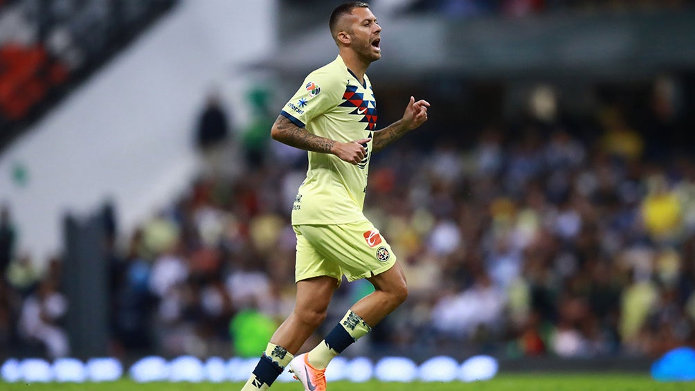 Ménez, durante un partido con las Águilas en el Estadio Azteca