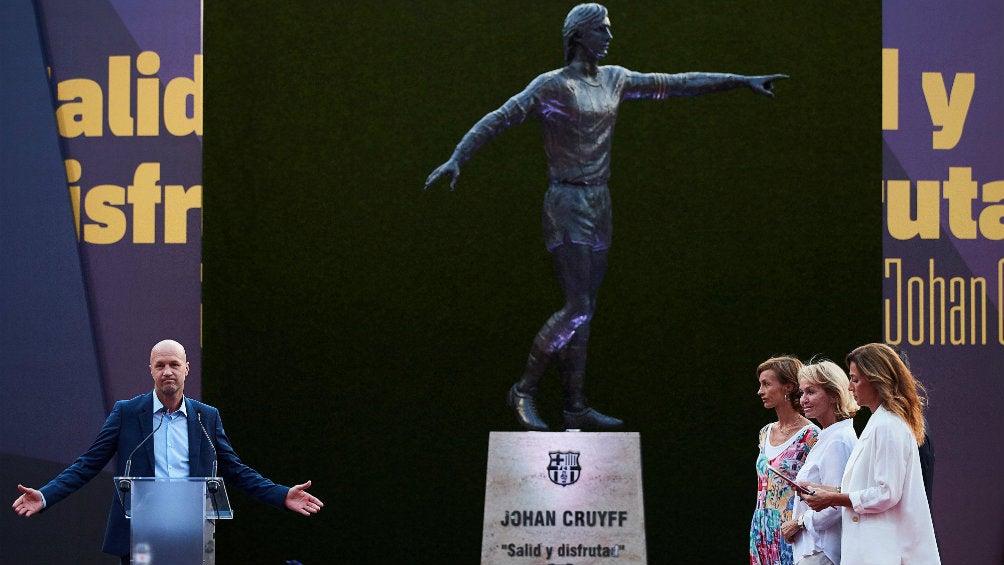 La familia de Johan Cruyff durante la inauguración de la estatua