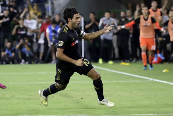 Carlos Vela celebrando su anotación ante LA Galaxy