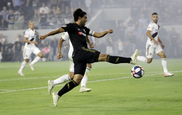 Vela en acción durante el Clásico del Tráfico