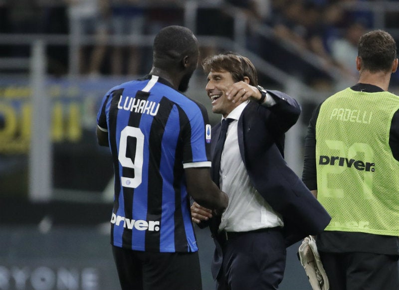 Lukaku festeja con Antonio Conte