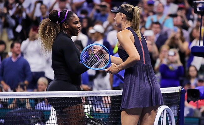 Sharapova y Williams se saludan después del encuentro