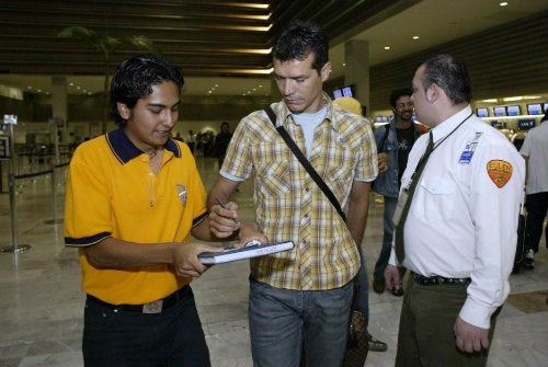 Borgetti firmando un autógrafo antes de partir a Inglaterra en el 2005