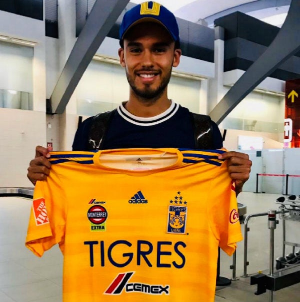 Diego Reyes posando con la playera de Tigres