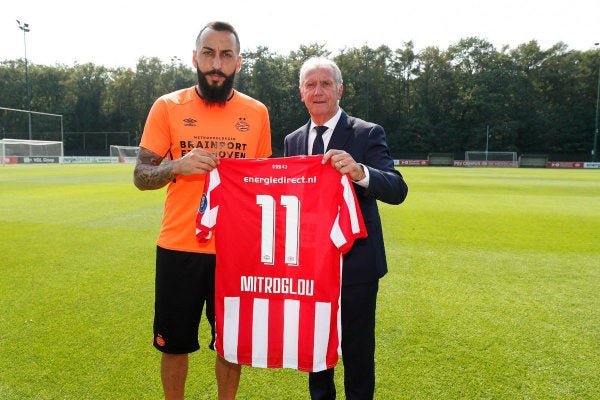 Konstantinos Mitroglou posando con su nuevo dorsal en PSV