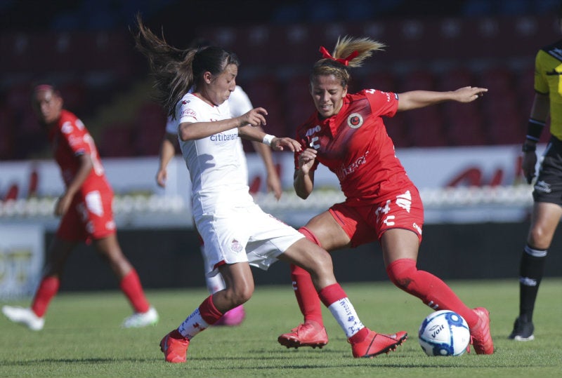 Karla Saavedra y Paloma Velázquez disputan un balón