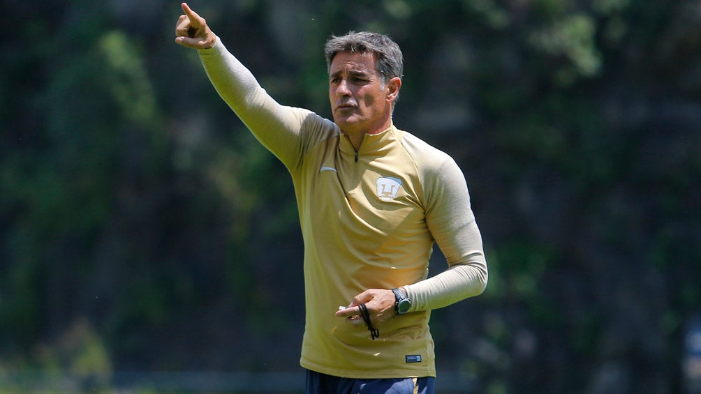 Míchel da indicaciones en un entrenamiento 