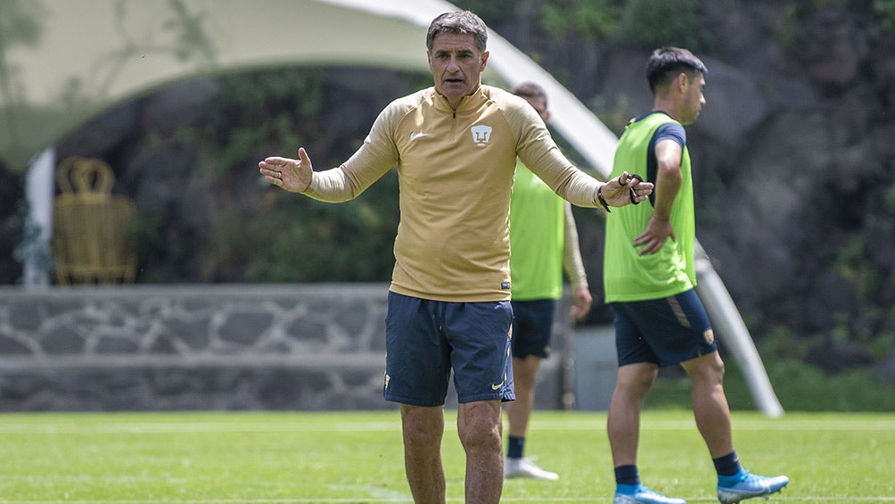 Míchel dirige un entrenamiento de Pumas 