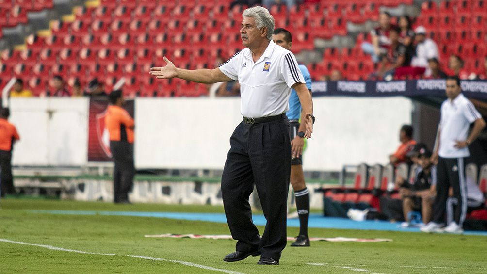 Tuca Ferretti da instrucciones en partido de Tigres