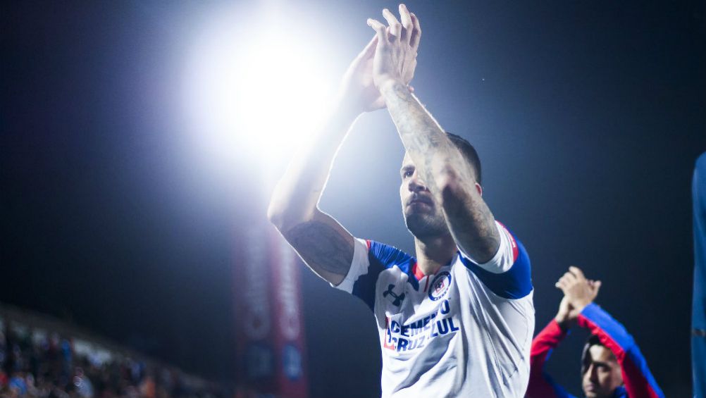 Edgar Méndez celebrando un triunfo en el Estadio Caliente