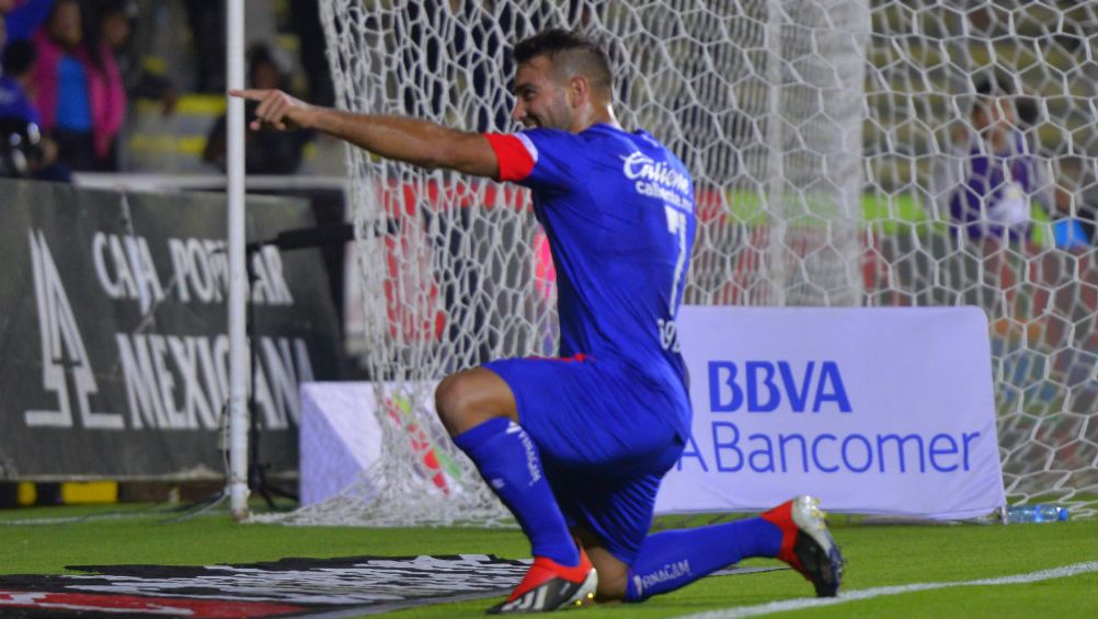 Martín Cauteruccio celebrando una anotación con Cruz Azul