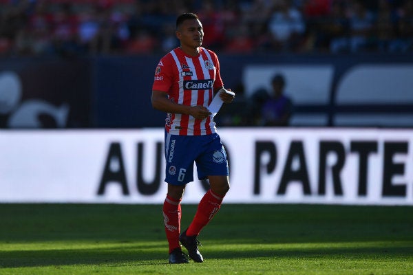 Noé Maya abandonó el terreno de juego temprano en el partido