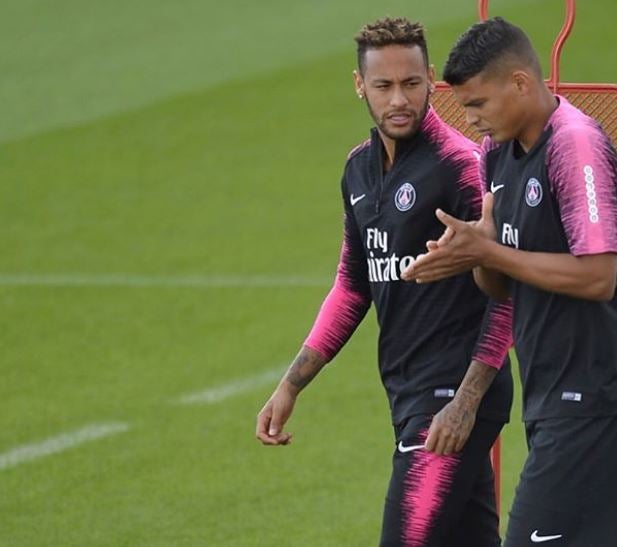 Neymar y Thiago Silva hablan en una práctica del PSG