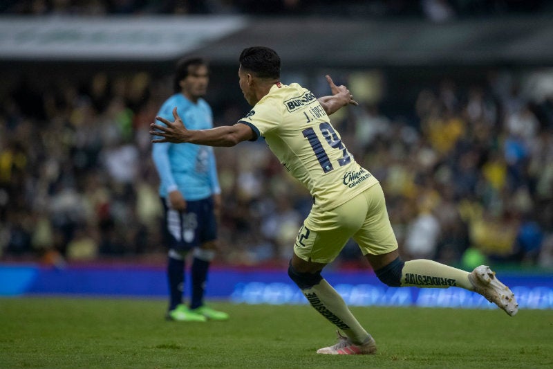 José López festeja su gol con América