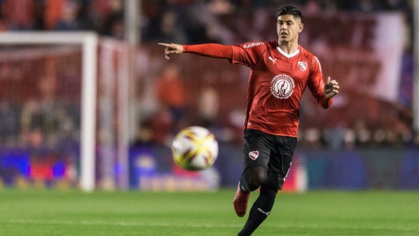 Alan Franco en acción con el cuadro Rojo