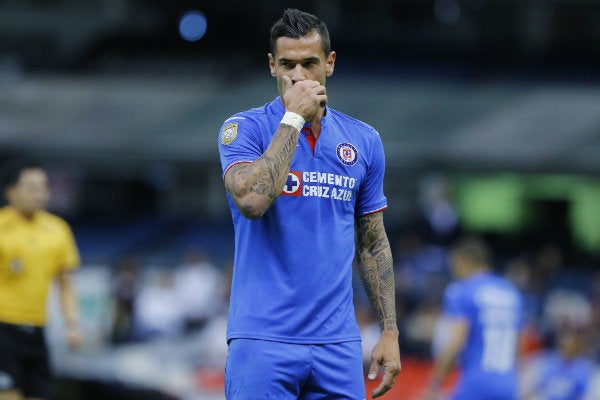 Caraglio en acción durante un partido con Cruz Azul